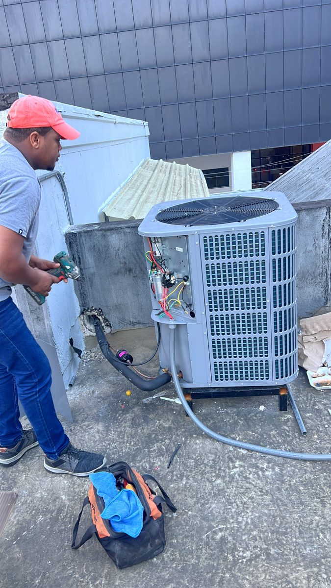 Técnico de D'LOMBERT trabajando en un condensador