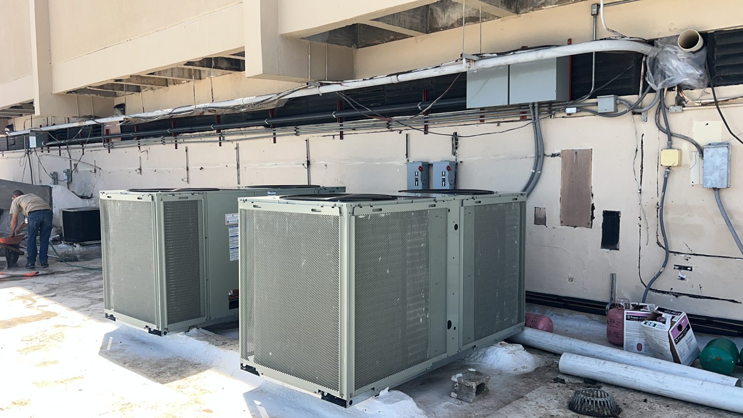 Equipos de aire acondicionado industrial en techo con ductería