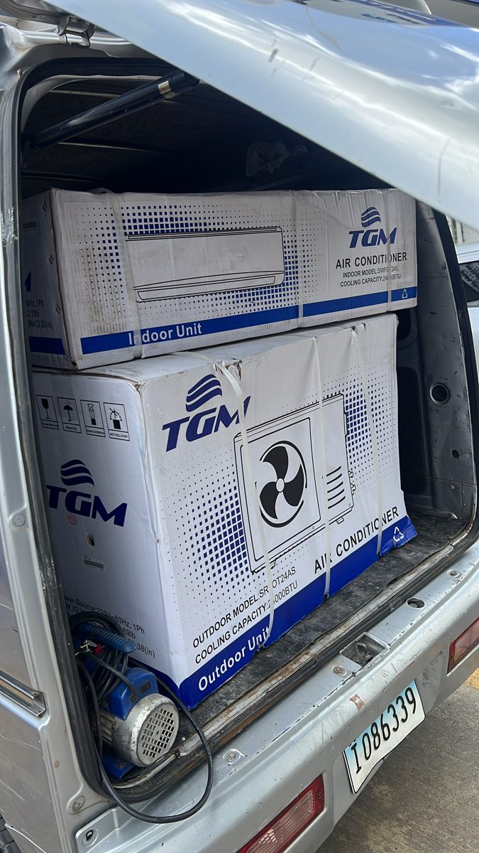 Camioneta cargada con equipos de aire acondicionado nuevos