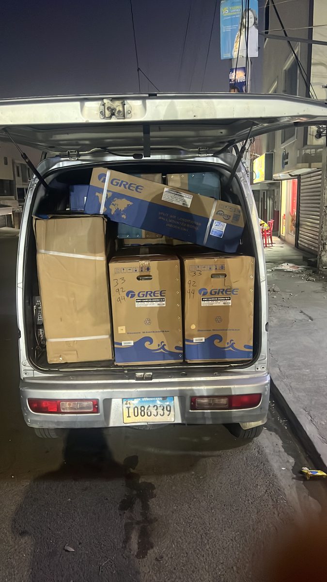 Camioneta cargada con equipos de aire acondicionado nuevos
